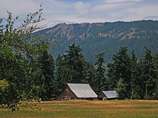 Barn and Easton Ridge from W Nelson Siding Rd